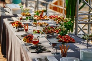 Event catering — jedzenie to kluczowy element zadowolenia w czasie bankietu firmowego